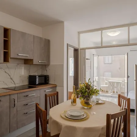 Apartments Center Pag 50 M To The Sea