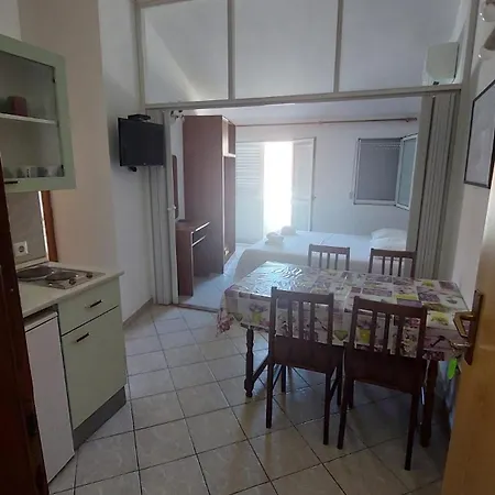 Center Pag 50 M To The Sea Apartman *